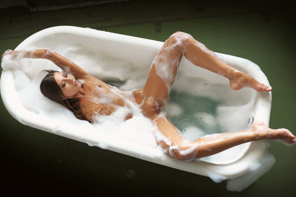 21 Fotos A beleza amadora Saju A brinca com seu corpo quente durante um banho de espuma