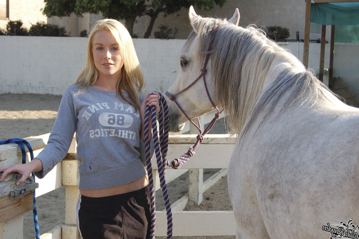 20 Fotos Loira Americana MILF Kayden Kross brinca com seu cavalo no rancho