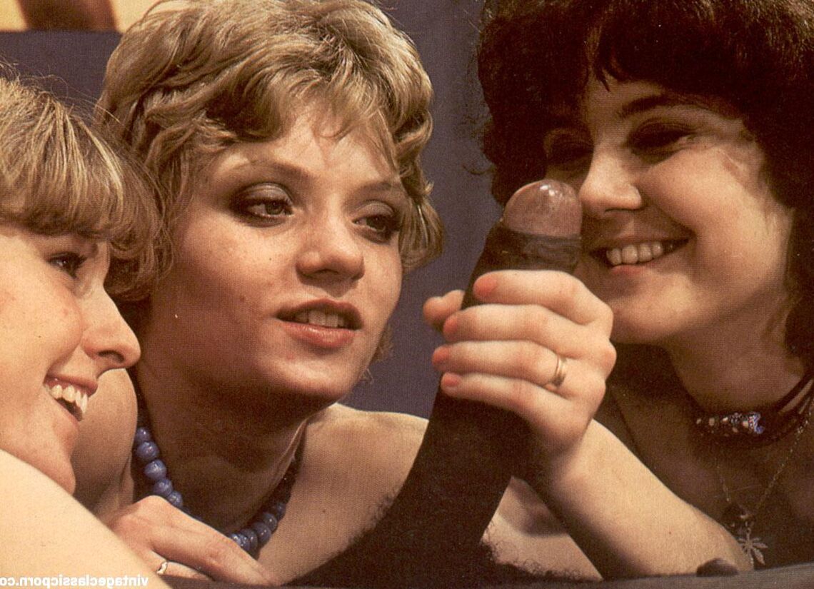 20 Fotos Duas lindas garotas tendo suas bocetas peludas fodidas por uma BBC em um trio vintage