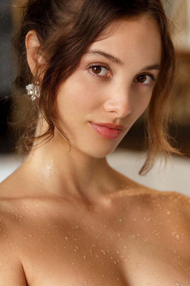 21 fotos La glamurosa Calypso muestra sus tetas perfectas