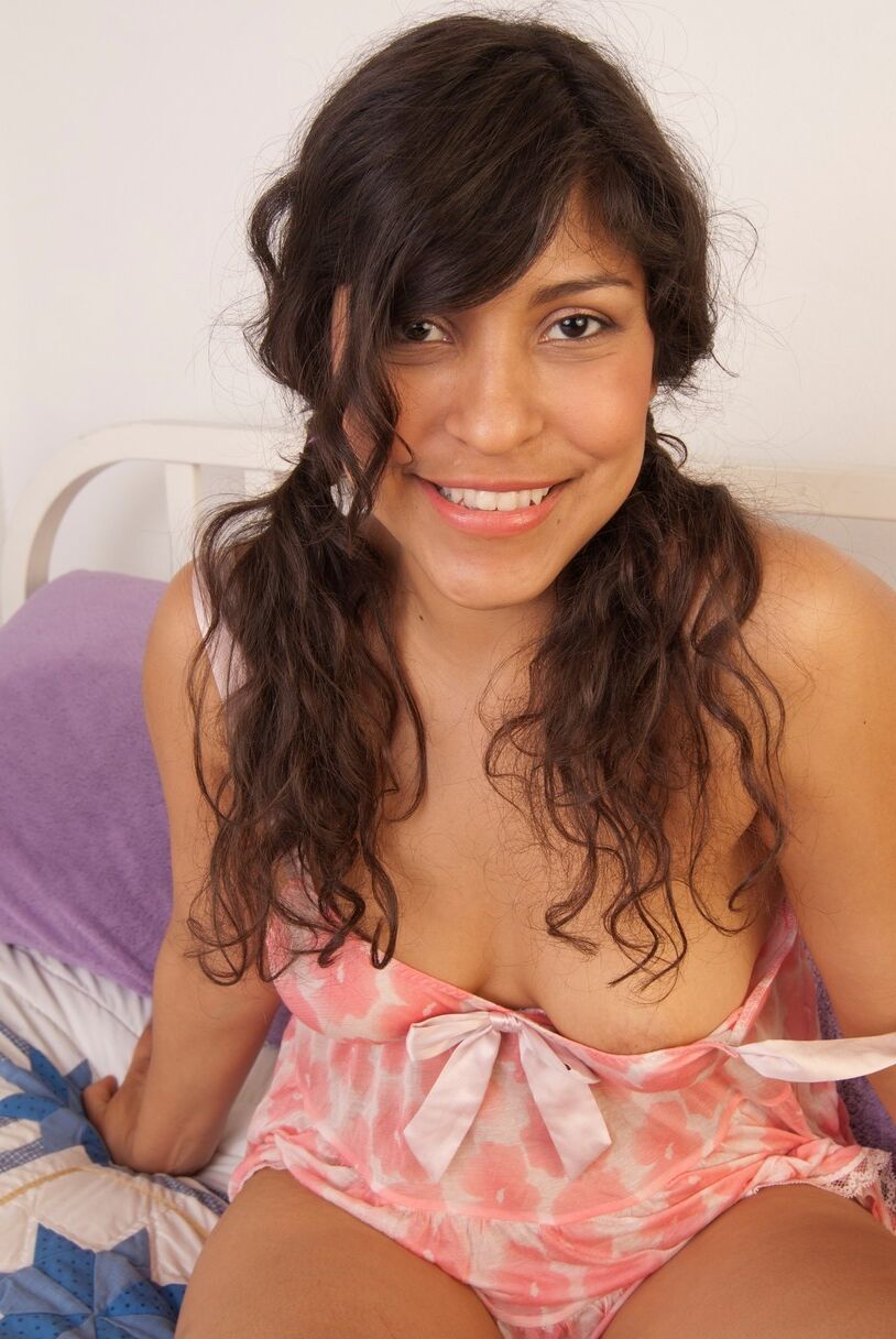 16 Fotos A linda adolescente exótica Laurie esfrega seu regalo peludo e expõe seios naturais