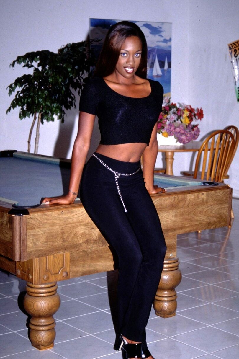 15 fotos Lovely Ebony Naomi B lambeu o cu, fodeu e fez tratamento facial por Ejaculação Legend