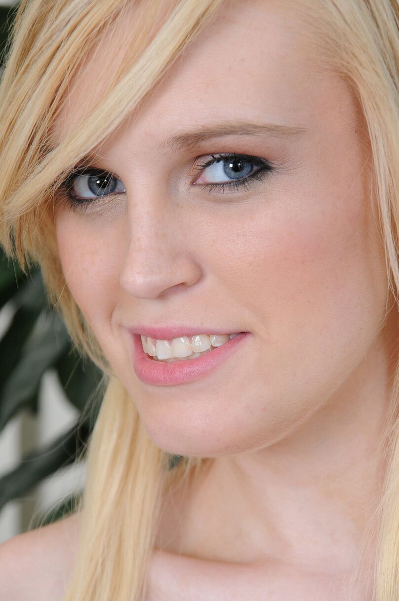 21 Fotos Linda amadora Amanda Bryant se exibe e toca sua buceta gostosa