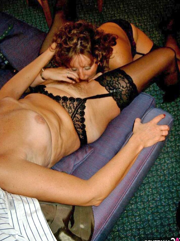 20 Fotos A senhora Curvy Claire e uma namorada fazem sexo lésbico com um pênis de cinta