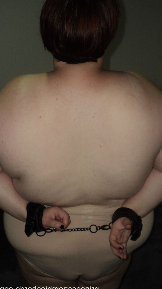15 Fotos Gorda submissa madura LaLa Delilah aperta seus peitos grandes enquanto é algemada