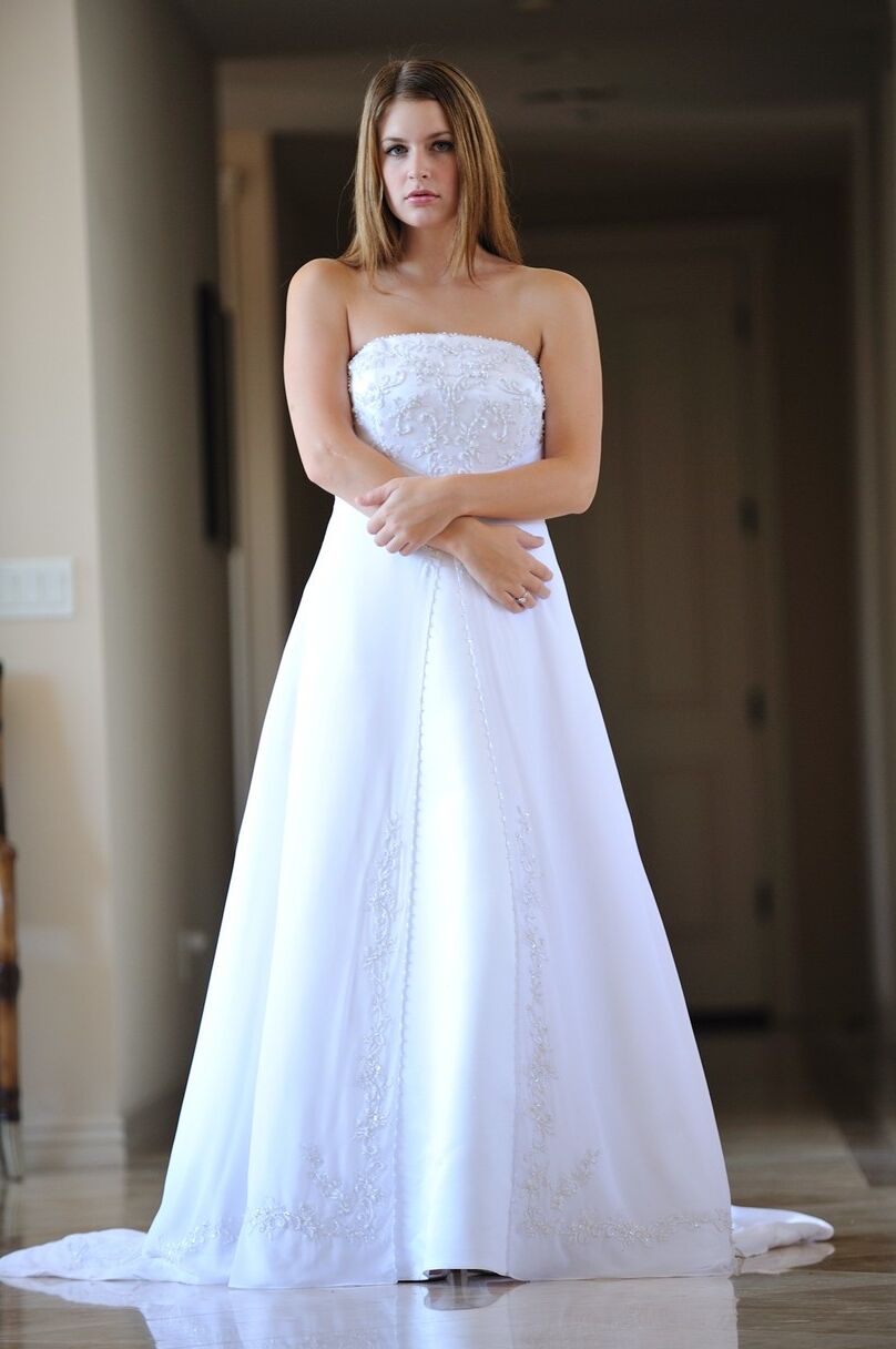 16 fotos La glamorosa amateur tetona Danielle modela su vestido de novia en el interior