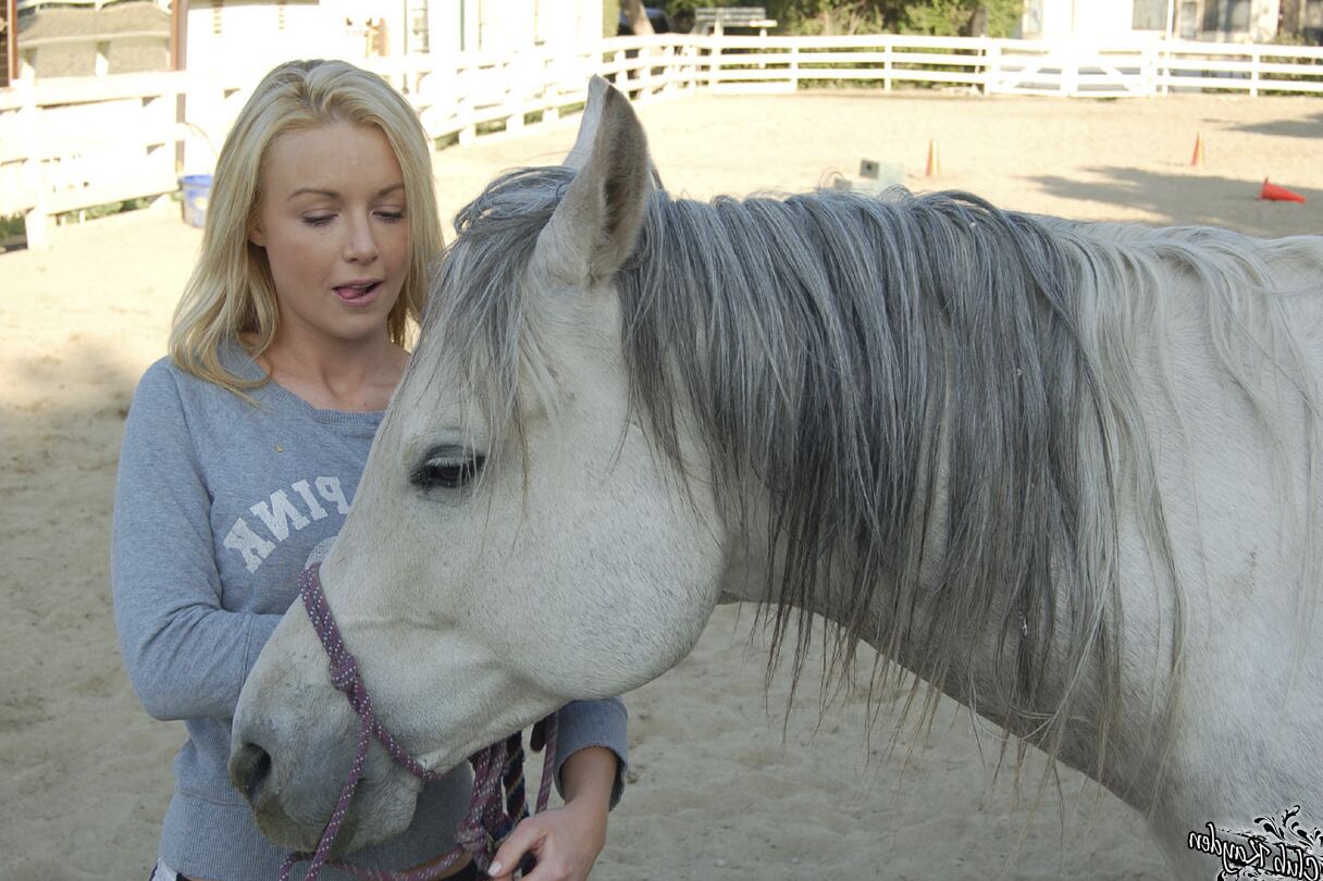 20 Fotos Loira Americana MILF Kayden Kross brinca com seu cavalo no rancho