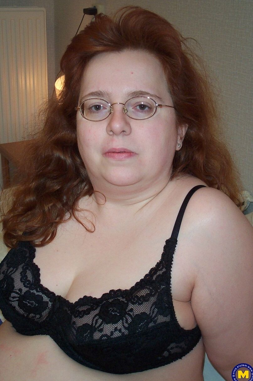 20 fotos BBW madura Janet tendo rosto, peitos e buceta gorda fodidos na cama