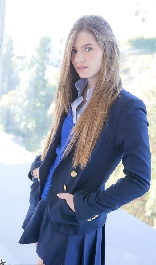 16 Fotos A querida adolescente de cabelos compridos Alice March se livra do uniforme e da calcinha