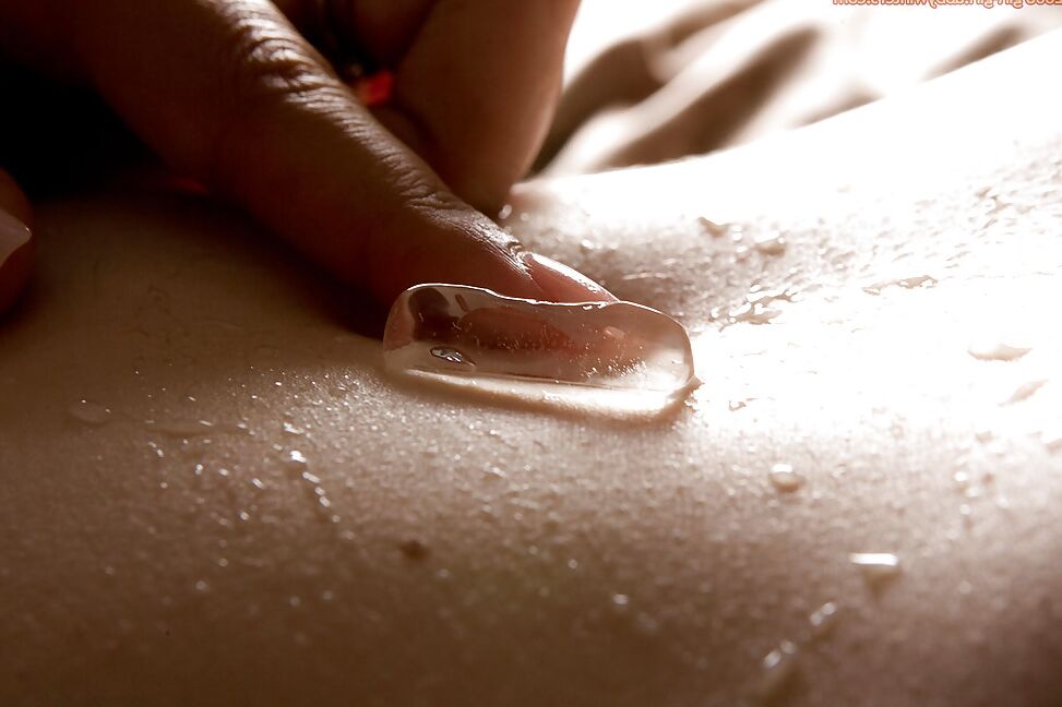 16 Pics Kinky girls Cleo and Larissa M suck face and use ice cubes on hard nipples