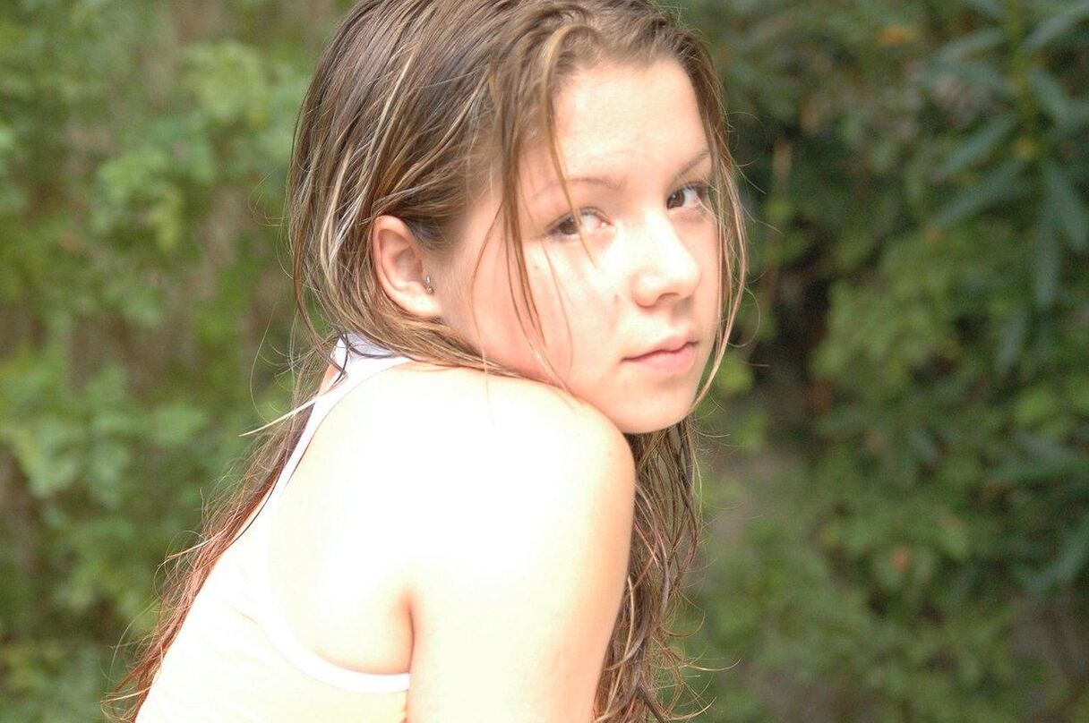 15 Photos Une jeune fille découvre ses petits seins sur une chaise longue dans le jardin