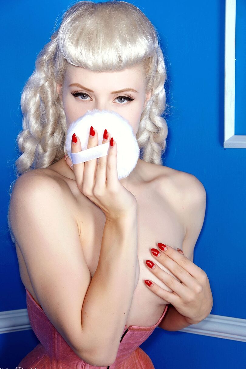 21 fotos La glamorosa rubia Mosh se quita el corsé rosa