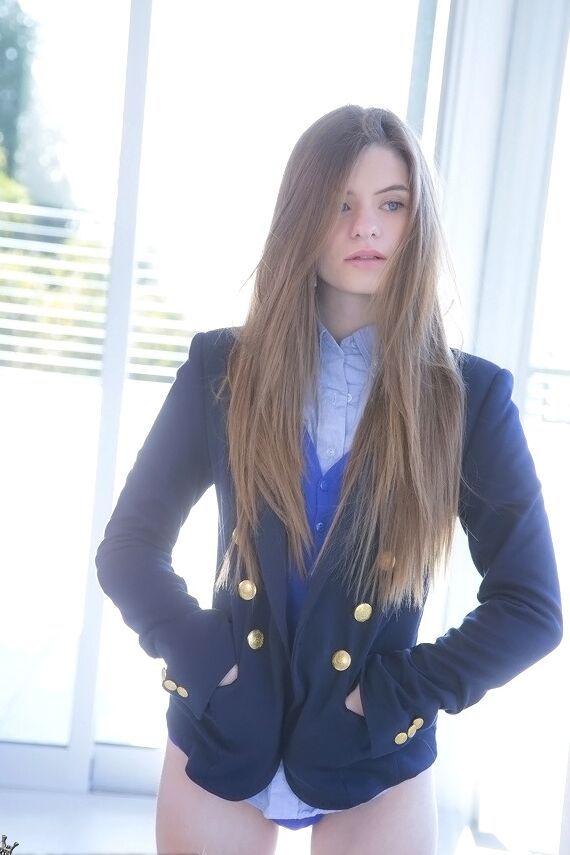 16 Fotos A querida adolescente de cabelos compridos Alice March se livra do uniforme e da calcinha