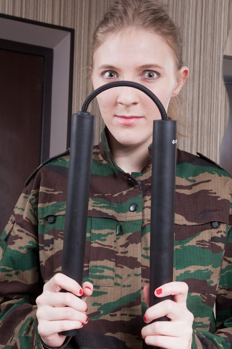 21 Fotos Lavatta W, menina do exército com seios pequenos, tirando a roupa e apresentando seu regalo peludo