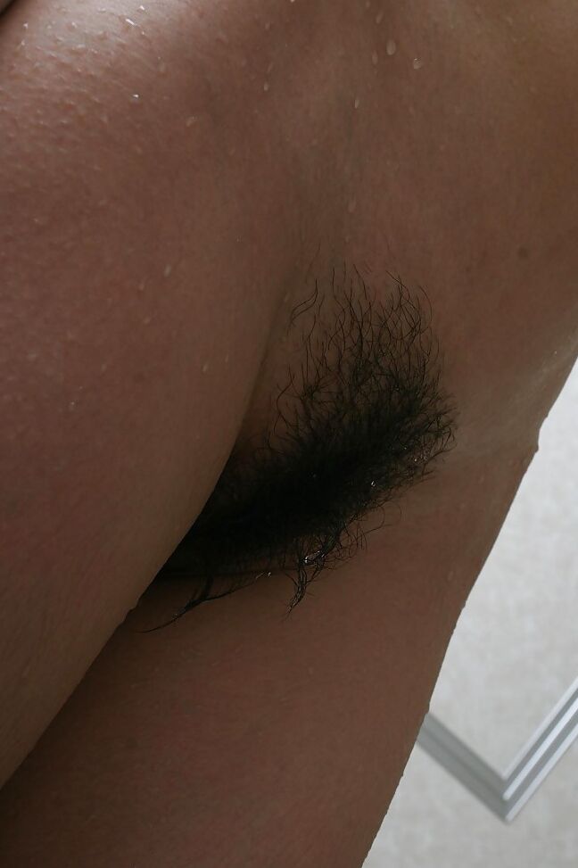16 fotos La juguetona asiática Sumie Takai tomando un baño y exponiendo su cuerpo follable