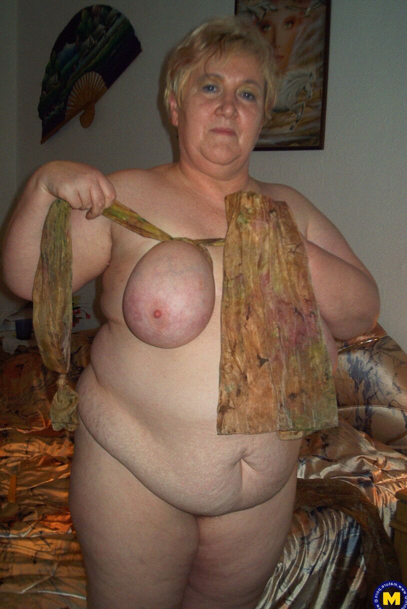21 Fotos Amadora BBW Silke brinca com seus enormes seios naturais e brinca com sua buceta gorda