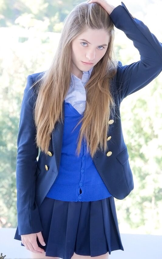 16 Fotos A querida adolescente de cabelos compridos Alice March se livra do uniforme e da calcinha