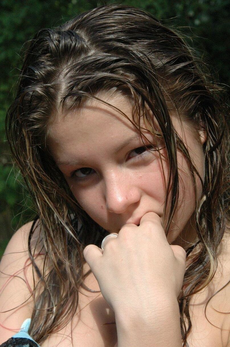 15 Photos Une jeune fille découvre ses petits seins sur une chaise longue dans le jardin