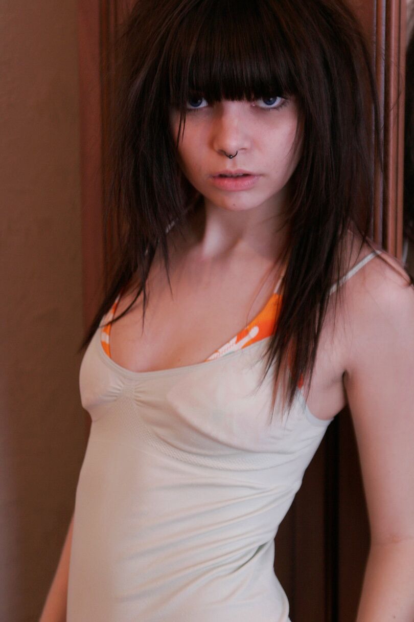 15 fotos A pequena adolescente Kaira 18 descobre seus peitos pequenos enquanto fica nua na cama