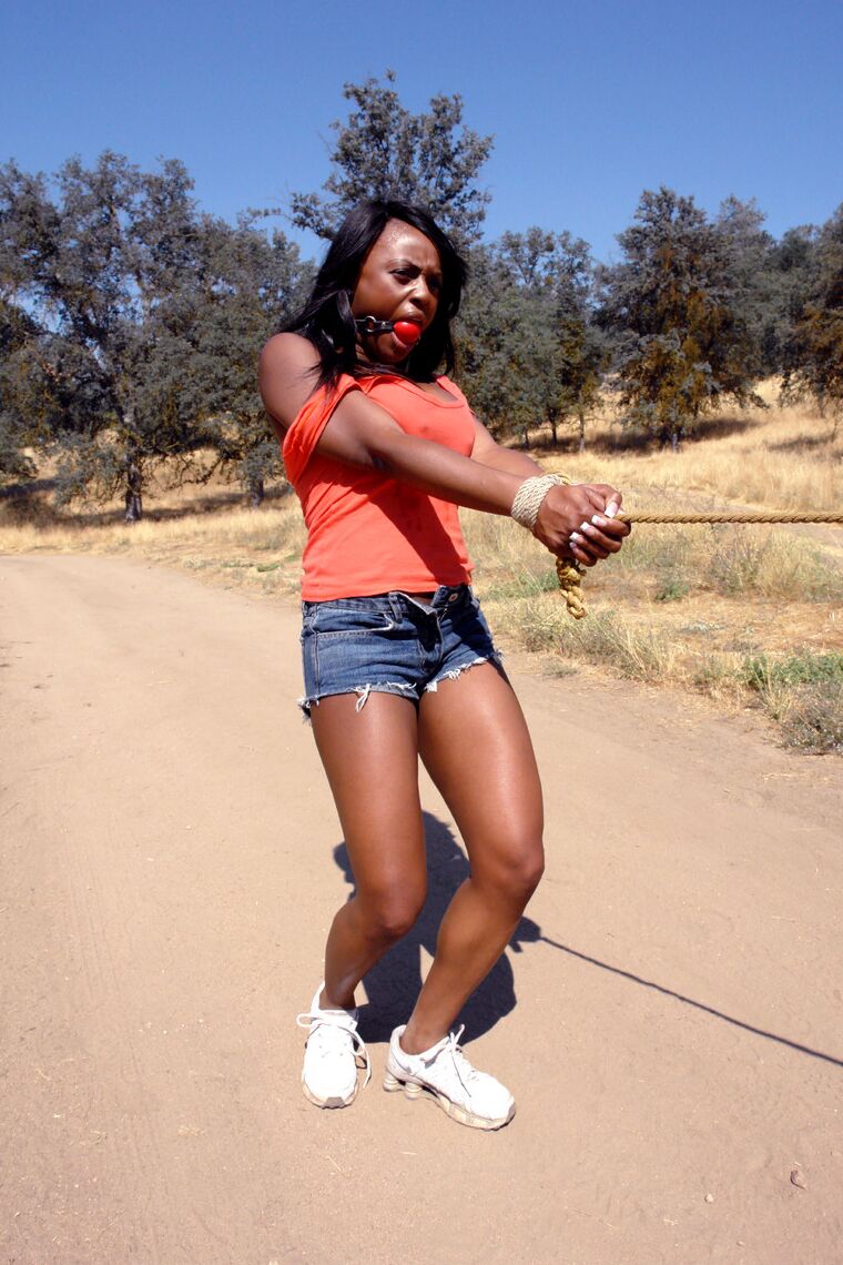 21 fotos La nena de ébano Jada Fire hace alarde de sus grandes tetas en una sesión de BDSM con una chica blanca