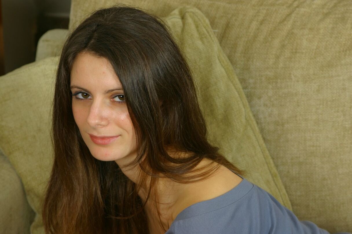 20 Bilder Die süße Amateurin Martina zieht sich bis auf ihre Strümpfe aus und stellt ihren mit Satin bedeckten Arsch zur Schau