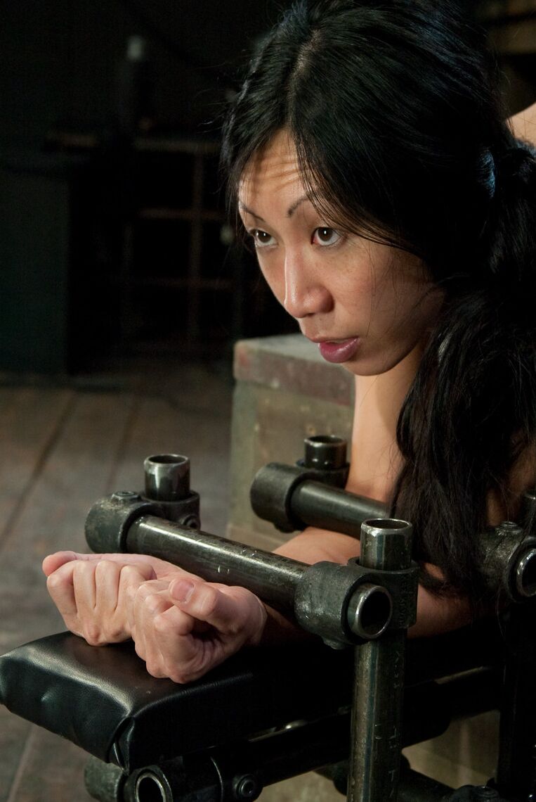 20 fotos A menina asiática Tia Ling é colocada em cativeiro de metal antes de ser brincada