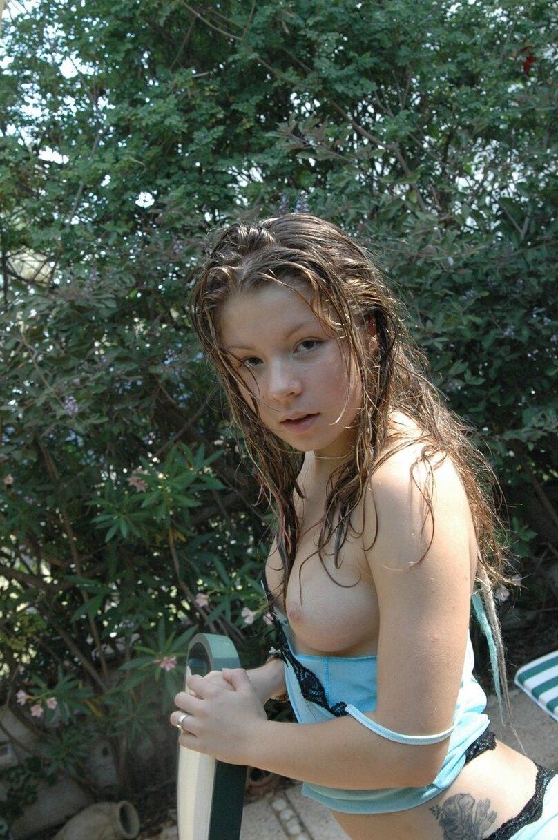 15 Photos Une jeune fille découvre ses petits seins sur une chaise longue dans le jardin