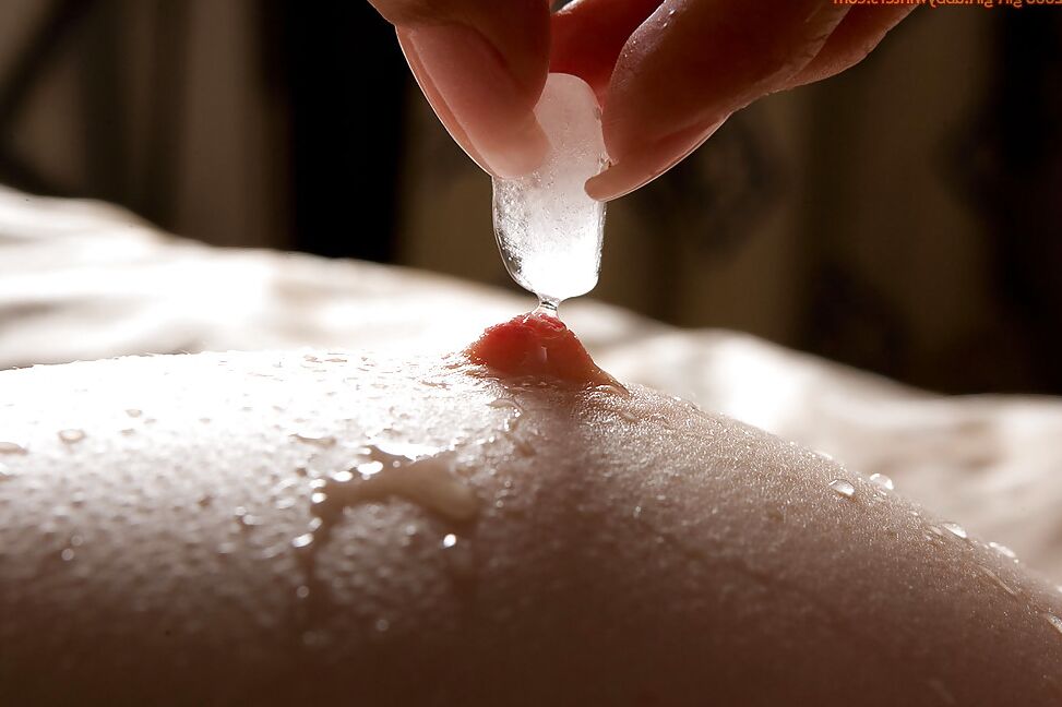 16 Pics Kinky girls Cleo and Larissa M suck face and use ice cubes on hard nipples