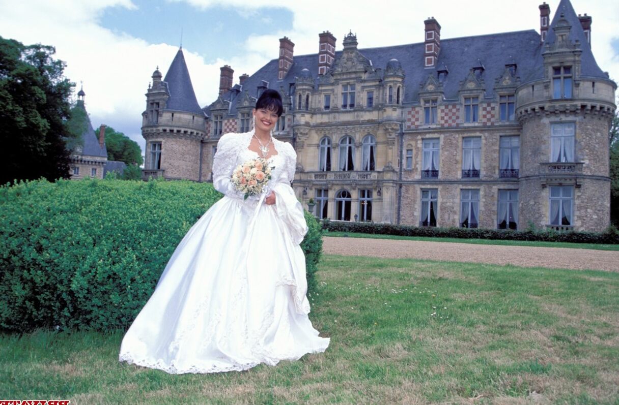 15 fotos La novia europea Tania Russof recibe una polla dura en su coño peludo en lencería