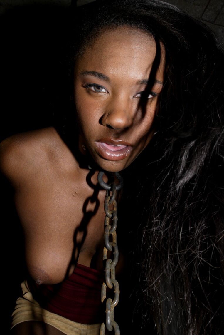 20 Fotos Ebony com uma bunda grande Hailey Young leva uma surra depois de ter o pescoço acorrentado