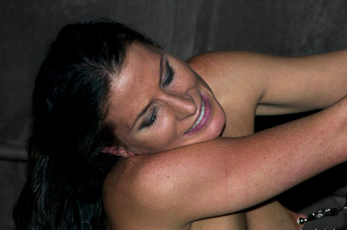 20 Fotos Menina morena com peitos pequenos Ariel X tem seus beliscões presos em escravidão de metal