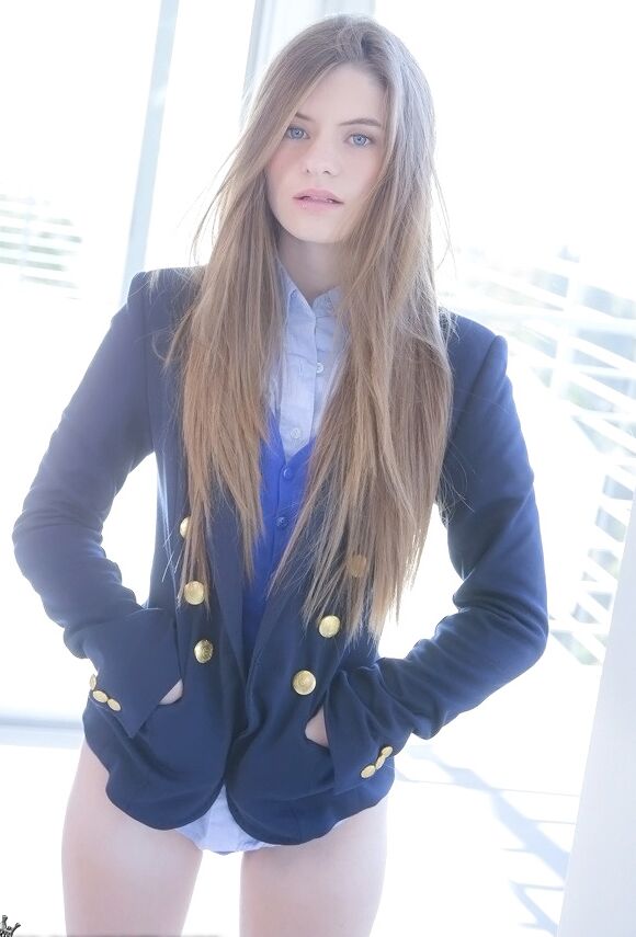 16 Fotos A querida adolescente de cabelos compridos Alice March se livra do uniforme e da calcinha