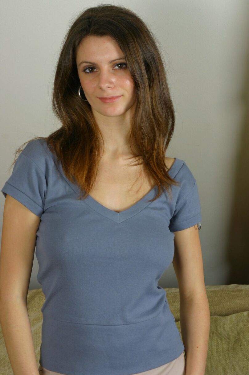 20 Bilder Die süße Amateurin Martina zieht sich bis auf ihre Strümpfe aus und stellt ihren mit Satin bedeckten Arsch zur Schau