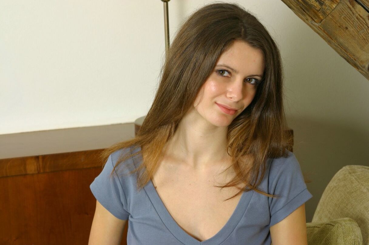 20 Bilder Die süße Amateurin Martina zieht sich bis auf ihre Strümpfe aus und stellt ihren mit Satin bedeckten Arsch zur Schau