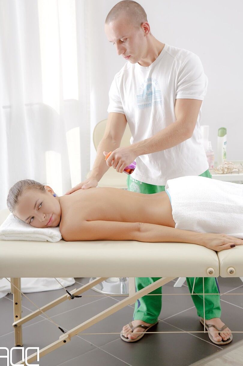 20 Bilder Der brünette Teenager Carre bekommt eine Massage, bevor er den Schwanz eines Masseurs reitet