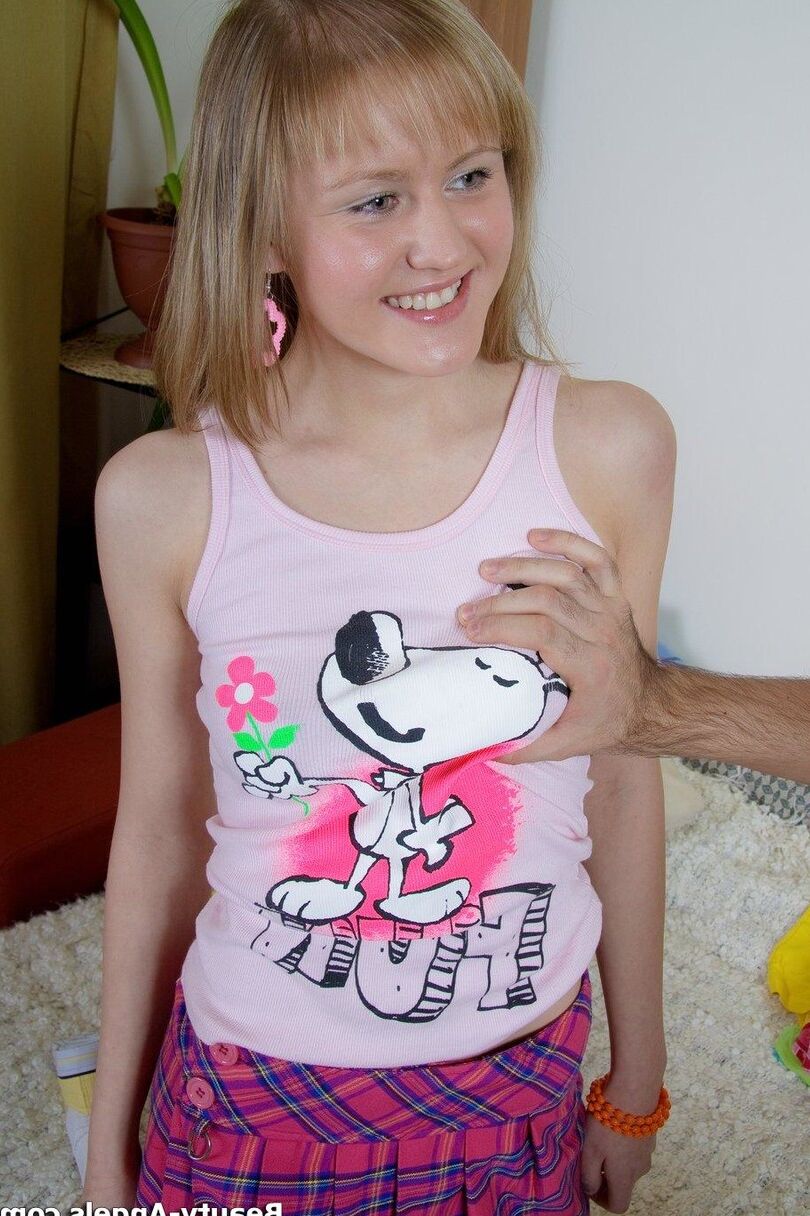 21 fotos Adorable joven amateur Julianna follada duro por su culo virgen