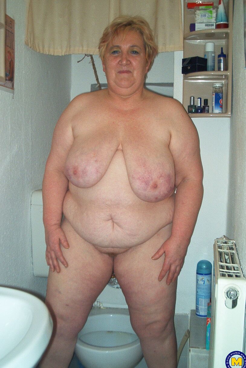 21 Fotos Amadora BBW Silke brinca com seus enormes seios naturais e brinca com sua buceta gorda