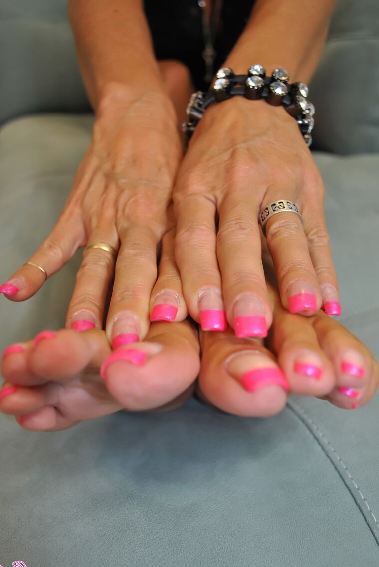 16 Fotos Mulher amadora mostra de perto as unhas dos pés e das mãos recém-pintadas