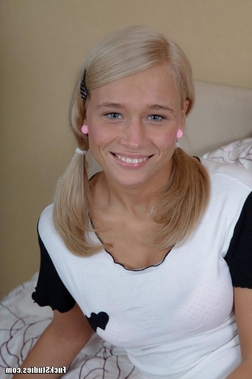 20P Doce adolescente com cabelo loiro Celia abre as pernas para um hot rod