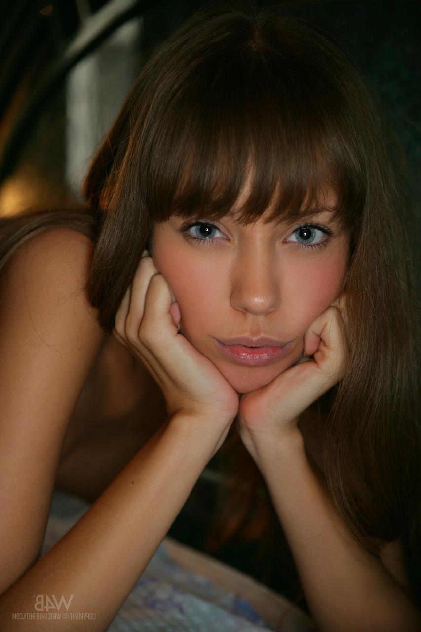 20P Die geile Teenagerin Natasha stellt in einer Soloshow ihre schlanke Figur und ihren heißen Arsch zur Schau