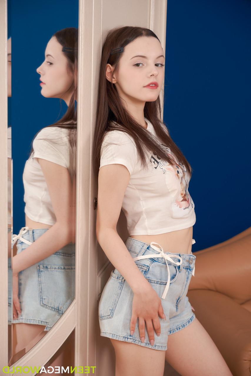 20P Das sexy Babe Dakota Doll gibt einem gut bestückten Hengst einen Blowjob, bevor es sich an seinem großen Schwanz erfreut