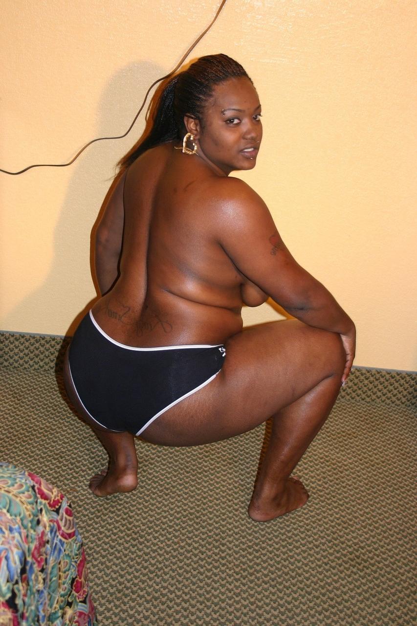 20P La gorda de ébano Lala Lugo se burla de sus enormes tetas y chupa una polla negra