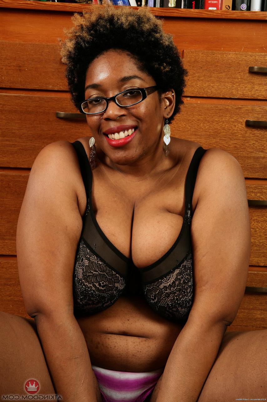 20P Sexy ébano gorda Misty fica nua e espalha sua buceta peluda de perto