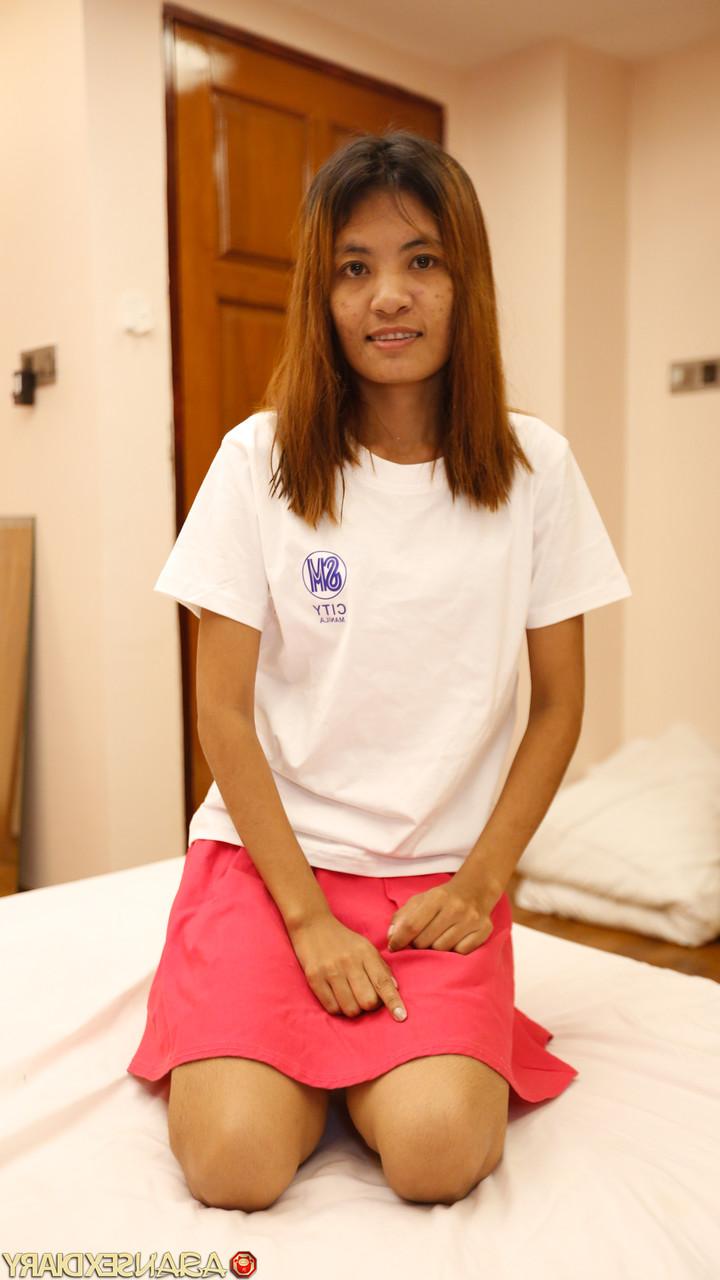 20P Die dünne thailändische Putzfrau Summer entblößt ihre kleinen Titten und lässt sich ficken