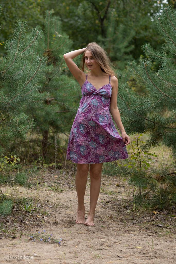 16P La simpática joven Lenta se desnuda totalmente en un trozo de arena del bosque