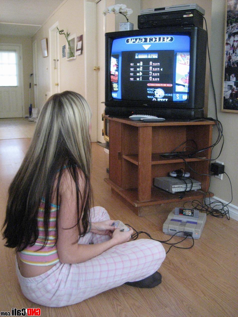 12P Versautes blondes Gamer-Girl geht oben ohne auf Arbeitssicherheitsmode aus