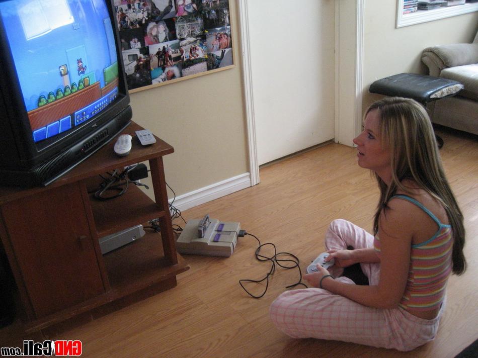 12P Versautes blondes Gamer-Girl geht oben ohne auf Arbeitssicherheitsmode aus