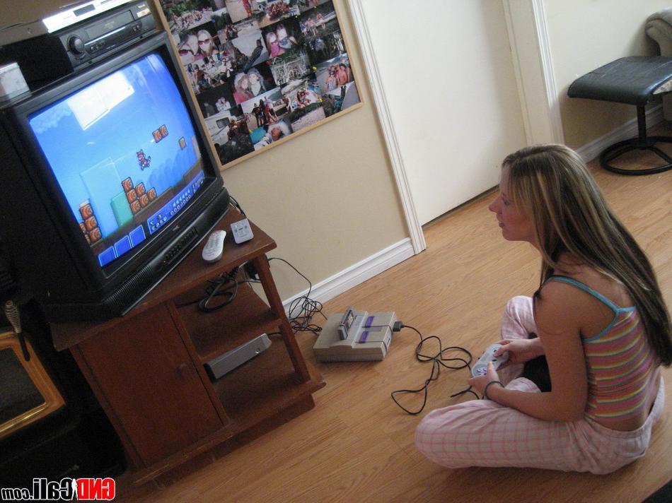 12P Versautes blondes Gamer-Girl geht oben ohne auf Arbeitssicherheitsmode aus