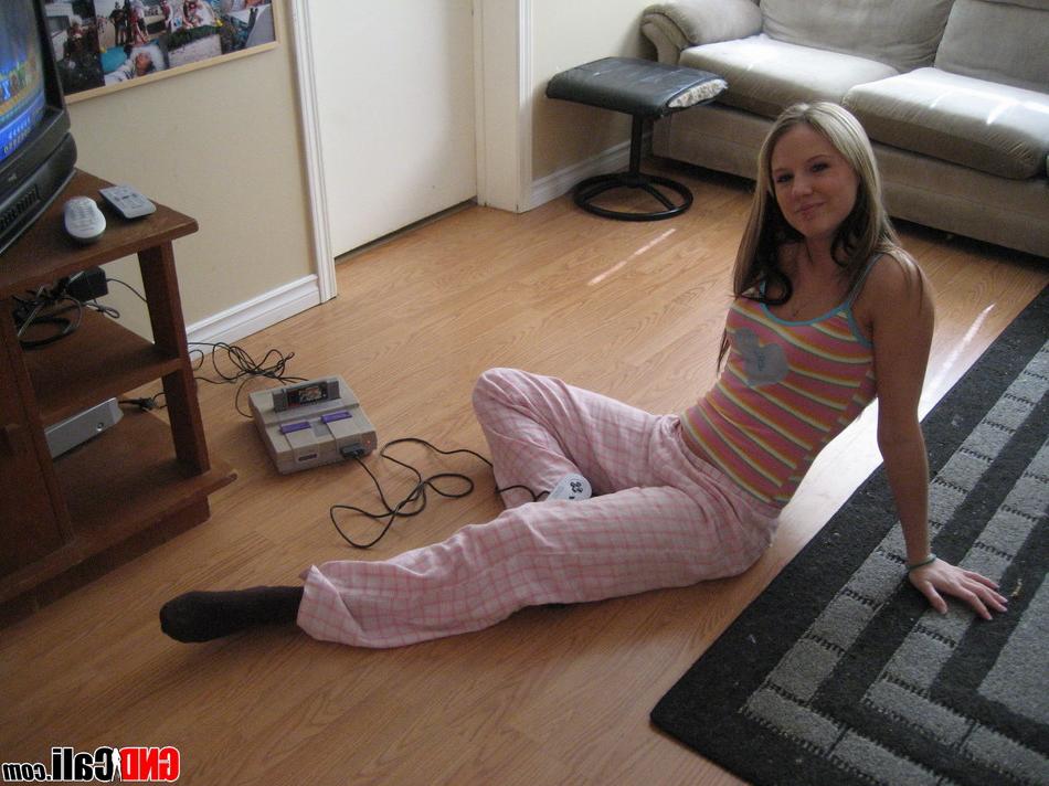 12P Versautes blondes Gamer-Girl geht oben ohne auf Arbeitssicherheitsmode aus