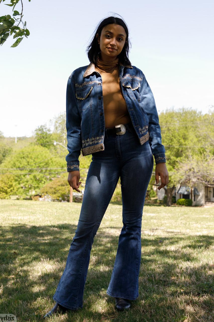 12P La chaude Wynona Gibbs montre son corps sexy en lingerie après avoir été taquinée en jean.